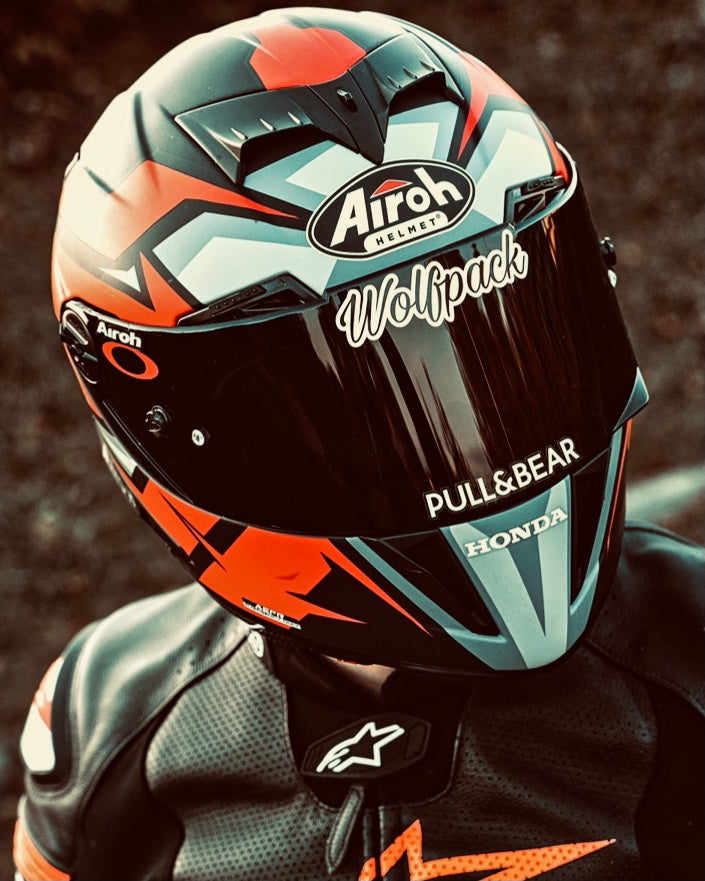 Esempio di Sticker applicato su visiera casco moto